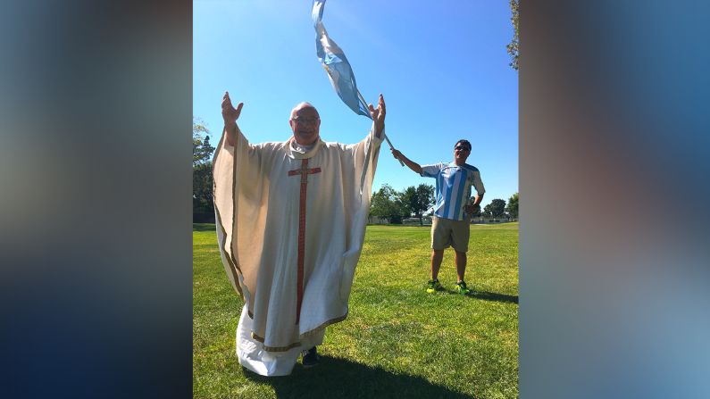El primer "papa Francisco" lanza una bendición al equipo de CNN en Marcha.