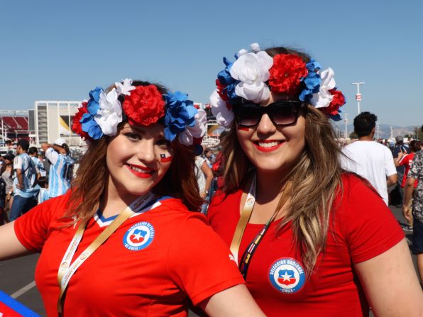 Dos chilenas apoyan con el tricolor austral a su selección.