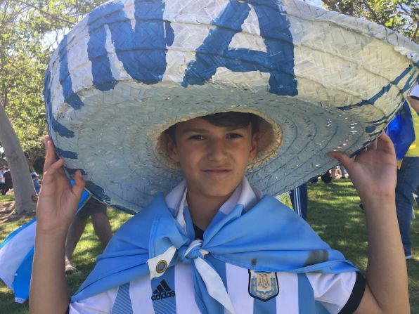 Un pequeño niño argentino con un gran sombrero.