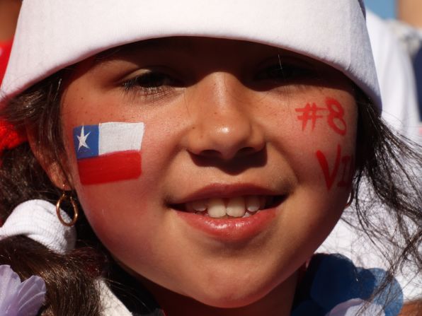 Como esta pequeña fanática de la estrella de la selección chilena, Arturo Vidal.