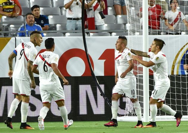 En el otro duelo. Perú y Ecuador empataron a 2. Christian Cueva celebra con sus compañeros su gol ante Ecuador.