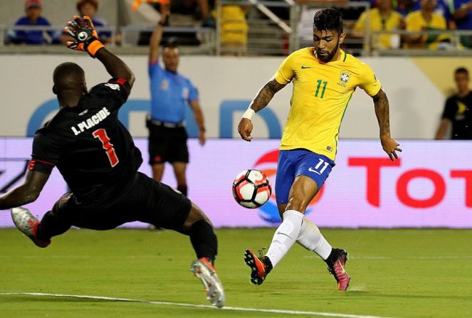 Gabriel, en el tiro que supuso el cuarto gol para Brasil (Mike Ehrmann/Getty Images).