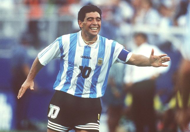 Uno de los escándalos más sonados de dopaje fue en 1994 cuando el futbolista argentino Diego Maradona dio positivo en el consumo de efedrina en la Copa de Mundial de Fútbol de Estados Unidos. En ese momento, Maradona, de 33 años, negó que tomara la droga “intencionalmente”. “La FIFA cortó mis piernas”, dijo en su defensa el mediocampista argentino. La organización lo suspendió por 15 meses.