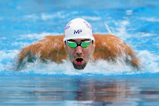 En octubre de 2014 la Federación de Natación de Estados Unidos suspendió por seis meses a Michael Phelps, acusado de manejar bajo la influencia del alcohol. Phelps, el atleta que ha ganado más medallas en la historia de las Olimpiadas, dijo que tomaría un descanso del deporte “para asistir a un programa que me dará la ayuda que necesito para entenderme mejor”.