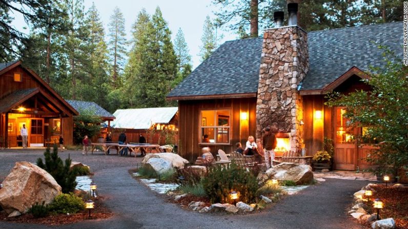 Albergue Evergreen, California — La primera franquicia del albergue Evergreen se abrió en 1921. Este hotel fue construido para apoyar la construcción de la presa O'Shaughnessy, en el Valle Hetch Hetchy.