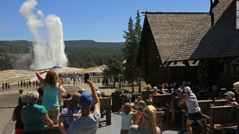 Old Faithful Inn, Wyoming — Construido en 1904 con troncos y piedras, el Old Faithful Inn queda cerca al ‘Old Faithful Greyser’ o el ‘Viejo Fiel’, una de las fuentes termales intermitentes del Parque Nacional Yellowstone en Wyoming.