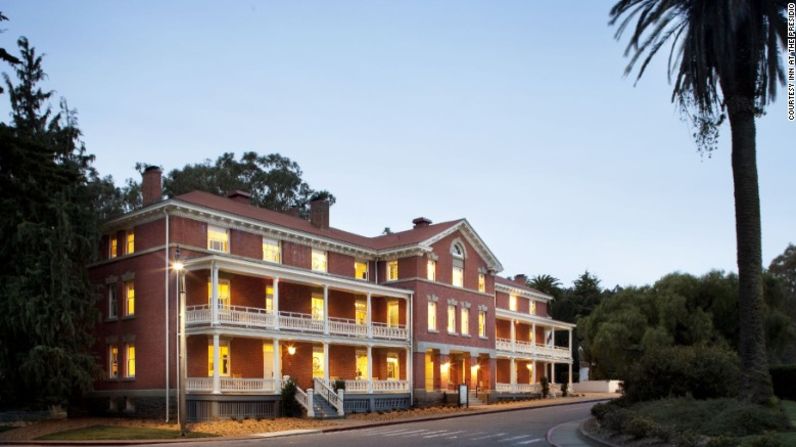 Hotel en el Presidio, California — Aunque el hotel Inn at the Presidio abrió sus puertas en 2013, fue construido en 1903 y sirvió como hospedaje para los oficiales solteros del Ejército de Estados Unidos durante muchos años.