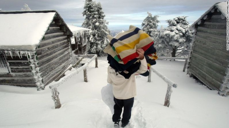 Albergue LeConte , Tennessee — No hay caminos hacia el Albergue LeConte en el Parque nacional de las Grandes Montañas Humeantes. Los visitantes deben elegir uno de los cinco senderos para caminar al alojamiento que está a casi dos kilómetros de distancia.