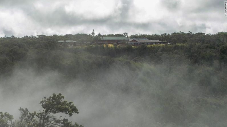 Casa Volcán, Hawai — La Casa Volcán, el hotel más viejo en Hawai, le permite a los visitantes acercarse a un volcán activo.