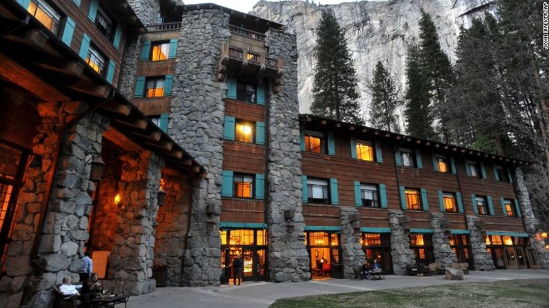 Ahwahnee/Hotel Majestic Yosemite, California — No importa que el hotel Ahwahnee en el Parque Nacional Yosemite en California haya sido renombrado como Majestic Yosemite Hotel por cuenta de una disputa de marcas. Construido en 1920 para atender a clientes de lujo, las vistas majestuosas del parque siguen siendo las mismas.