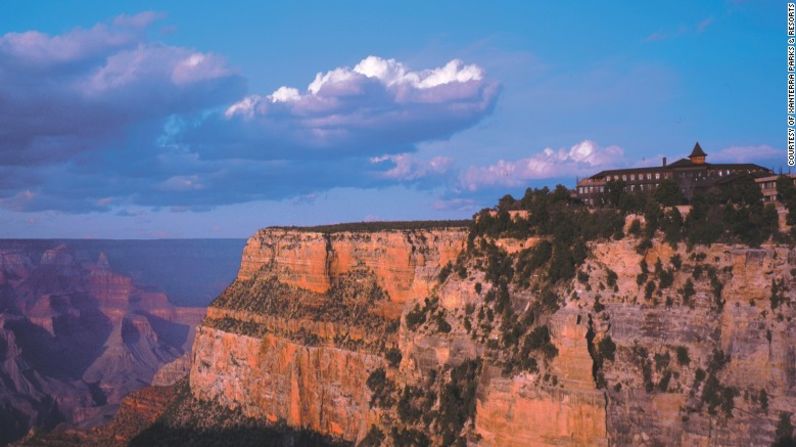 El Tovar, Arizona — Localizado en el Parque Nacional del Gran Cañón en Arizona, El Tovar ofrece vistas exclusivas desde su ubicación al borde del poderoso cañón. Explora la galería para ver más alojamientos históricos en parques nacionales.