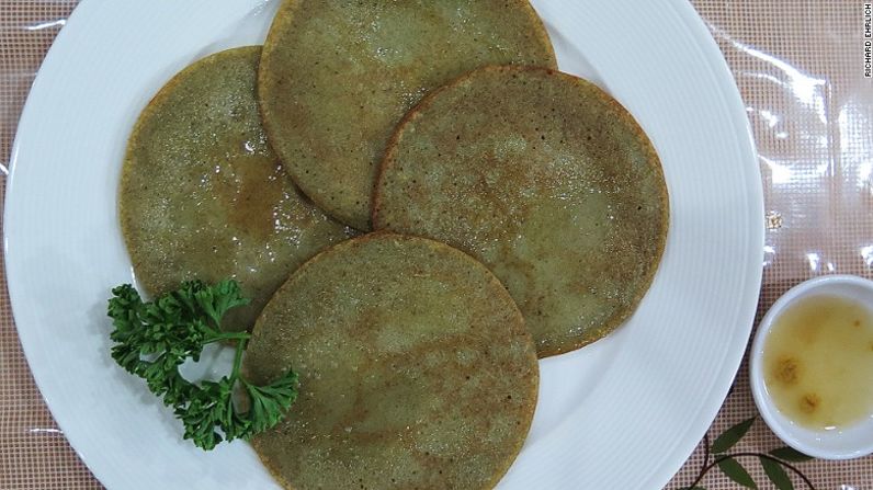 El Mumg Bean Jijim viene en la forma de cuatro panqués o muffins de forma circular y aplanados, bañados en aceite, adornados con cilantro, mismos que saben a papas.