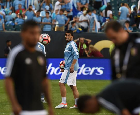 Suárez llegó lesionado a la competición. Calentó para entrar al juego, pero finalmente no entró.