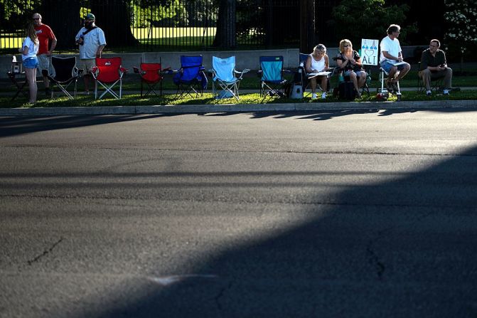 Un grupo de personas espera a la salida del Cementerio Cave Hill, el que será el lugar de descanso de Muhammad Ali.