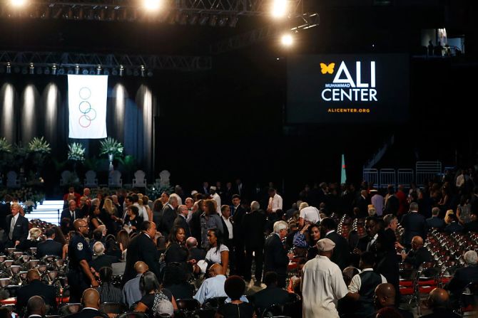 El homenaje a Muhammad Ali se realiza en Louisville, con asistencia de una multitud, como lo pidió el boxeador en vida.