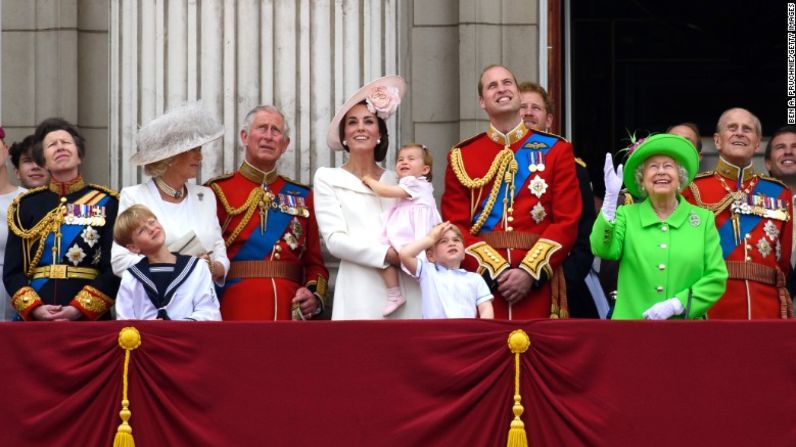 La familia real británica en pleno. Sonriente, la reina Isabel II saluda desde el balcón del Palacio de Buckingham durante la celebración de sus 90 años.