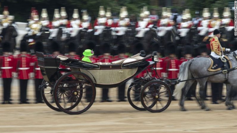 Era imposible no ver a la reina con ese traje verde neón, en la celebración oficial de su cumpleaños 90.