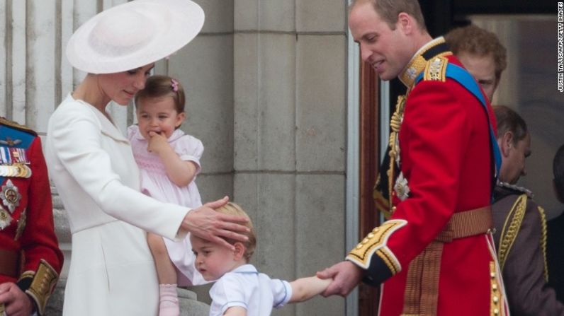 Los duques de Cambridge y sus hijos, el príncipe Jorge y la princesa Carlota, en la celebración de los 90 años de la reina Isabel II.