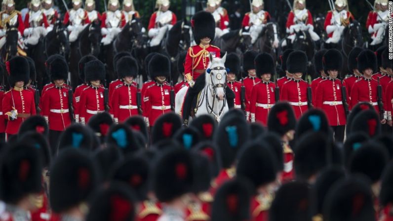 La reina Isabel II nació el 21 de abril de 1926, pero por tradición, con el desfile y la ceremonia Trooping the Colour se festeja oficialmente el cumpleaños del monarca británico.