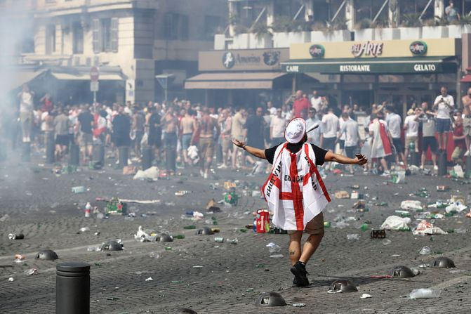 El pasado 11 de junio también se registraron hechos violentos en Marsella tras el partido entre Rusia e Inglaterra. Aquí un aficionado inglés con la bandera de su país camina por las calles de Marsella que se convirtieron en una especie de zona de guerra.