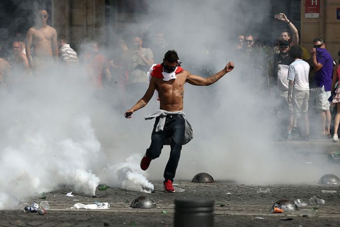 Un hincha inglés patea una lata con gas lacrimógeno durante los enfrentamientos del pasado 11 de junio en Marsella, Francia.