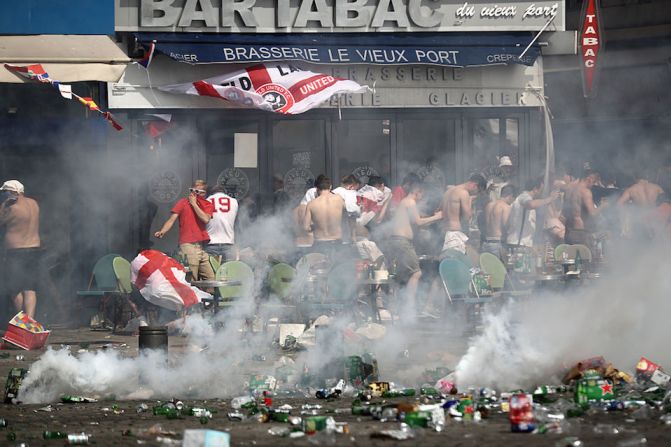 La policía de Marsella también usó gas lacrimógeno contra los fanáticos violentos que generaron disturbios en esa ciudad antes del encuentro entre Rusia e Inglaterra.