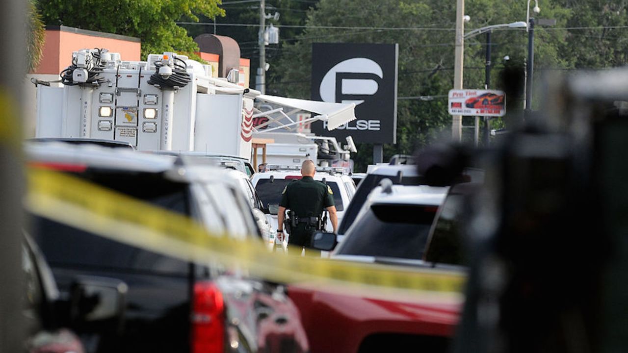 La mañana del domingo, las inmediaciones del club Pulse de Orlando, lucían llenas de policías e investigadores del FBI. Al menos 50 personas murieron en el ataque a ese bar gay.