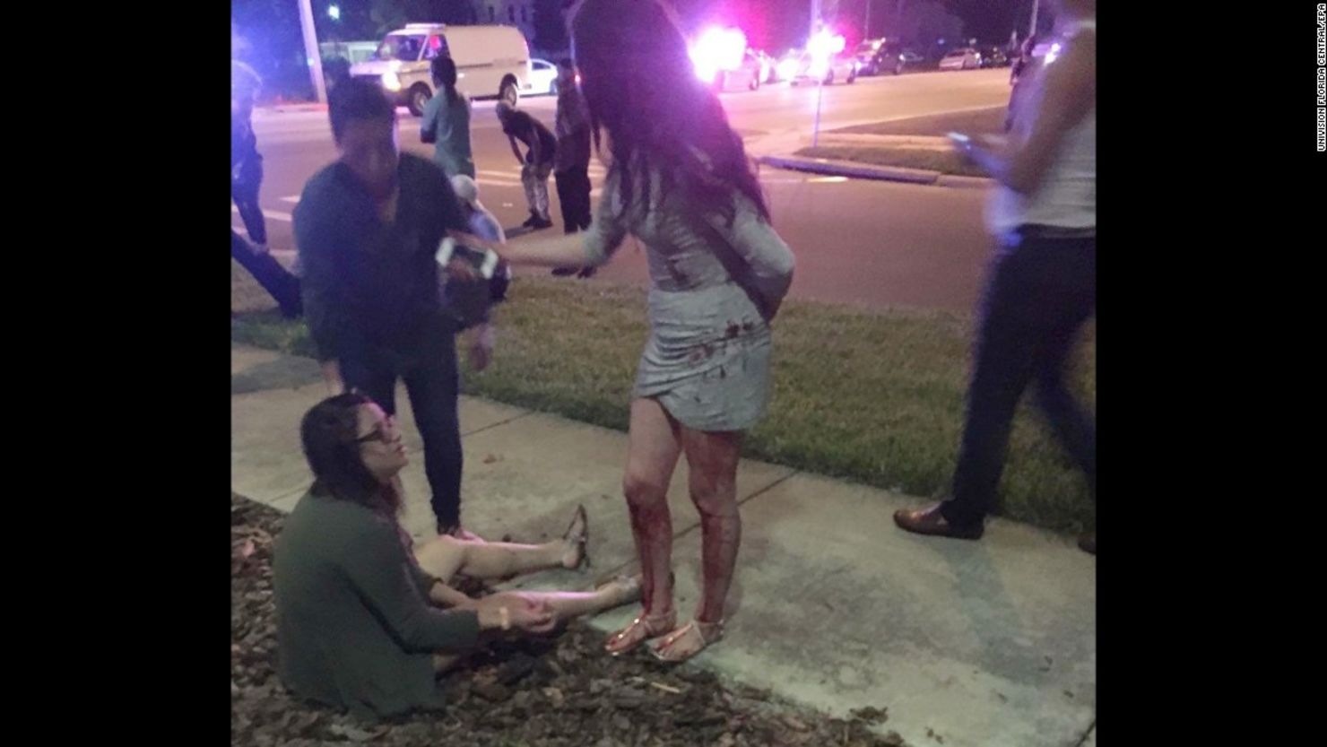 Abrumados por la violencia. Jóvenes lesionados y confundidos esperan por atención médica, cerca del bar en el que se divertían en Orlando.