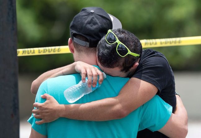 Tiroteo en Pulse — Estados Unidos llora la muerte de las 49 víctimas que murieron en el bar gay Pulse en Orlando, Florida. Omar Saddiqui Mateen, un estadounidense de padres afganos, irrumpió este domingo a eso de las 2 de la madrugada en la discoteca Pulse y acabó con la vida de decenas de personas. Las autoridades investigan los hechos como terrorismo.