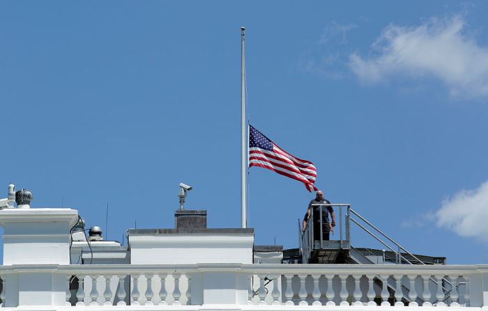 En la Casa Blanca en Washington la bandera se izó a media asta por las víctimas.