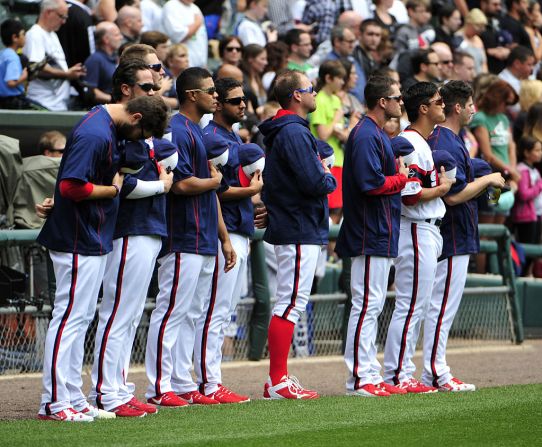 El equipo Chicago White Sox hizo un minuto de silencia para honrar a las víctimas del tiroteo en Orlando antes del partido con los Kansas City Royals en Chicago.