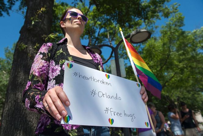 Una mujer en Washington ofrece abrazos gratis como reacción a la masacre de Orlando en la que murieron al menos 50 personas.