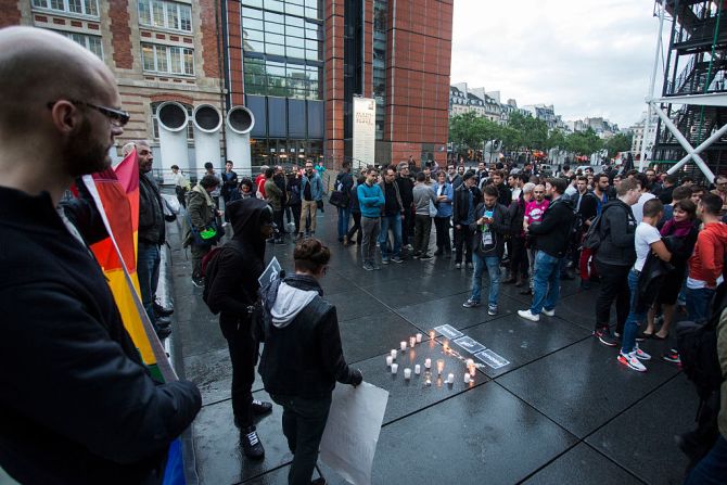 Un grupo de personas de la comunidad gay se reúnen para una vigilia en París por las víctimas de la masacre de Orlando.