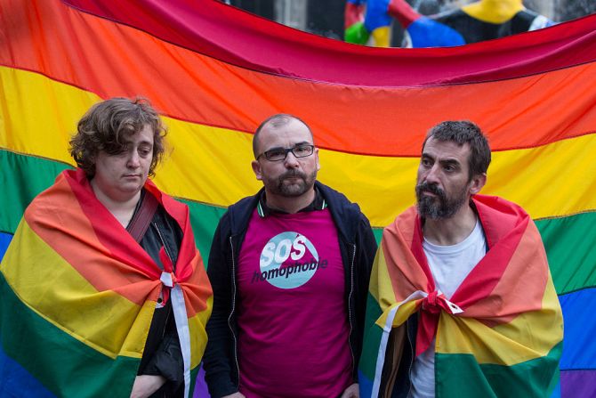 Un grupo de activistas en contra de la homofobia se unen a una vigilia en París por las víctimas de la masacre de Orlando.