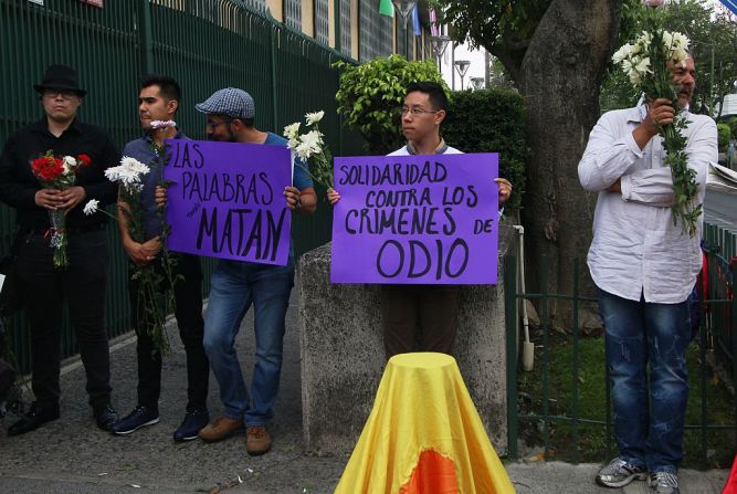 Un grupo de activistas de los derechos LGBT se reunieron a las afueras del consulado de EE.UU. en Guadalajara, México, para rendir homenaje a las víctimas del ataque a la discoteca gay en Orlando.