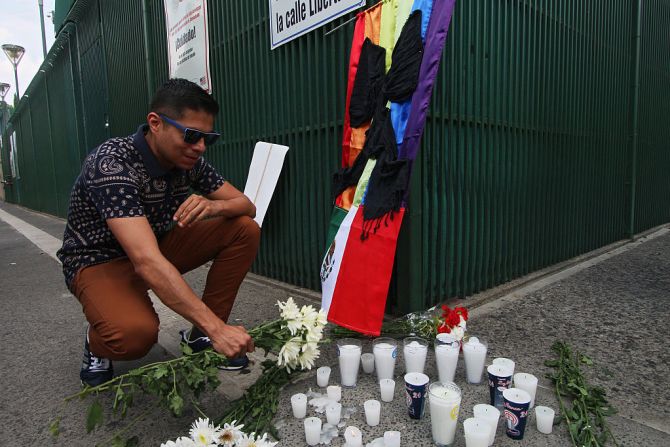 Miembros de la comunidad gay en Guadalajara, México, hacen un homenaje a las víctimas del ataque a la discoteca gay en Orlando.