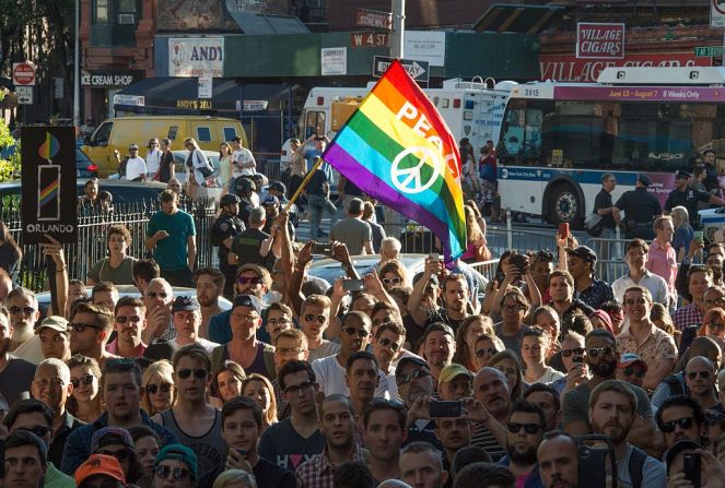 En el lugar de los hechos en Orlando decenas de personas salieron a las calles para una vigilia, a pesar de las advertencias de las autoridades.