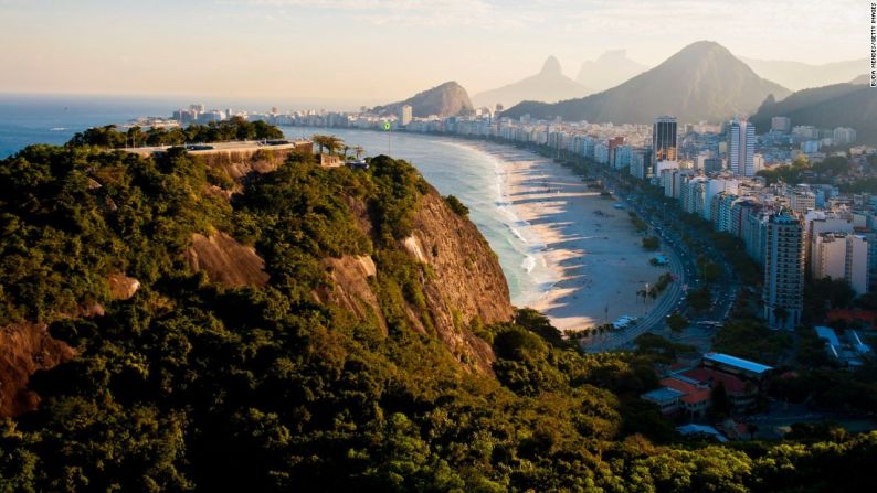 Río de Janeiro, Brasil – Ls playas de tamaño olímpico en Río, como Copacabana e Ipanema, ofrecen algunas de las mejores vistas.