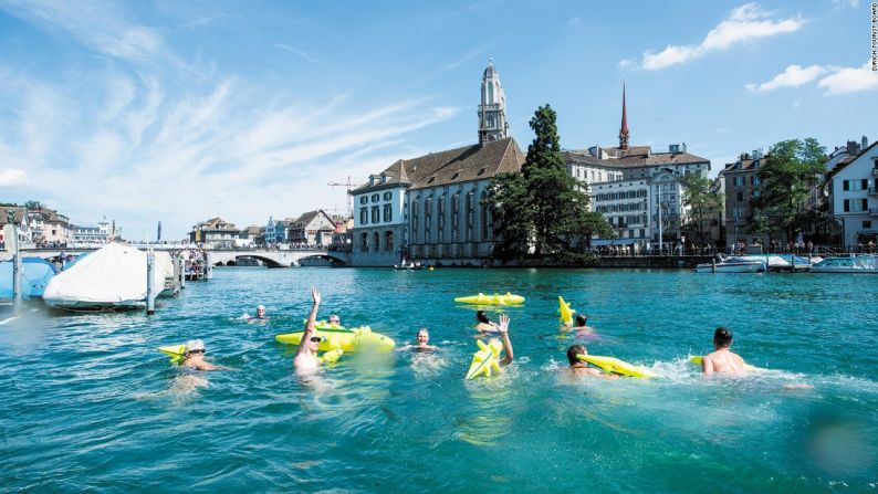 Zurich, Suiza – Suiza tiene 18 lugares oficiales para nadar al aire libre, todos ofrecen aguas cristalinas en alrededores impresionantes.