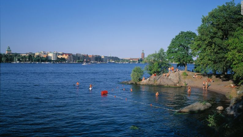 Estocolmo, Suecia – Cuando el sol del verano brilla en la capital sueca los locales toman sus trajes de baño y se zambullen. La ciudad archipiélago tiene muchas playas y bahías ideales para nadar.