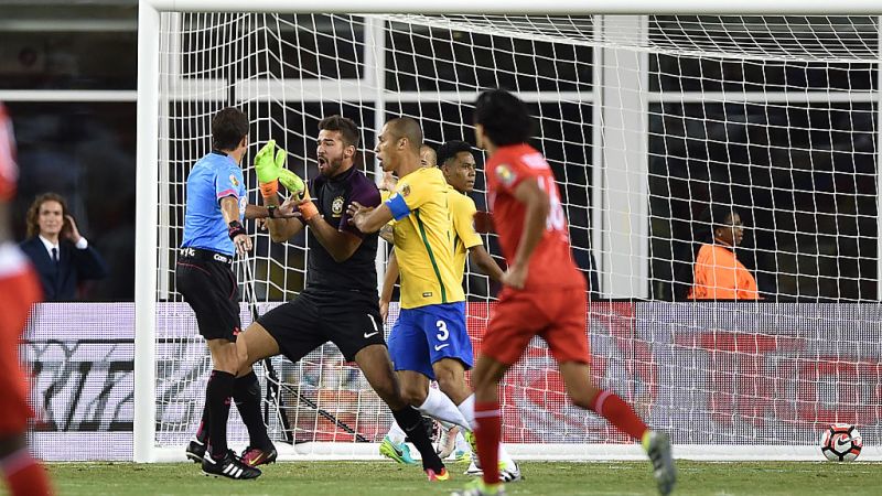 ¿la nueva 'mano de dios'? Los memes sobre el gol que eliminó a brasil | cnn