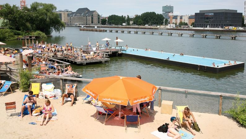 Berlín – Puede que quede a kilómetros del mar, pero la capital de Alemania tiene varias fuentes de agua dulce y gloriosas playas.