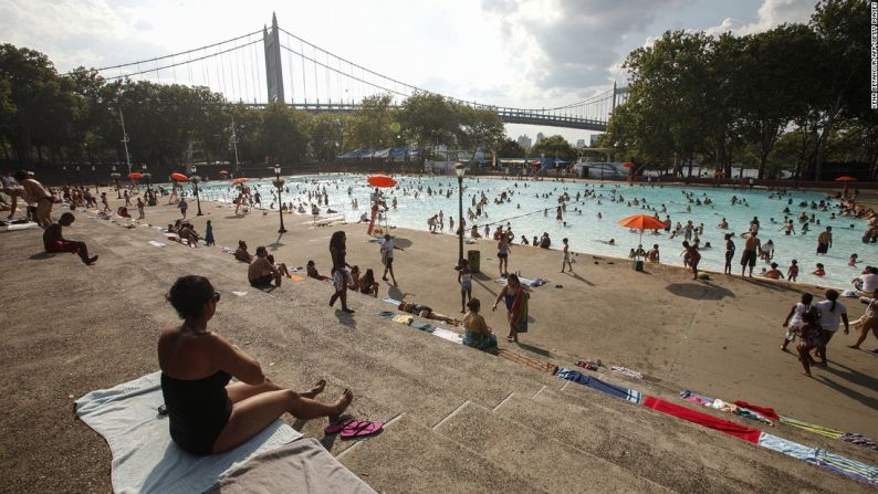 Nueva York– La enorme piscina de 50 metros en el parque Astoria es un lugar popular en la ciudad para refrescarse durante el verano.