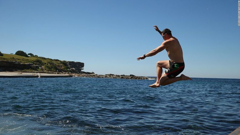 Sydney, Australia – Los nadadores debería evitar la bahía Bondi llena de surfistas y dirigirse a Clovelly Bay, la bahía de 350 metros de largo.