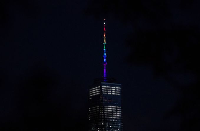 Este domingo el One World Trade Center se iluminó con los colores del arcoíris en honor a las víctimas de Orlando.