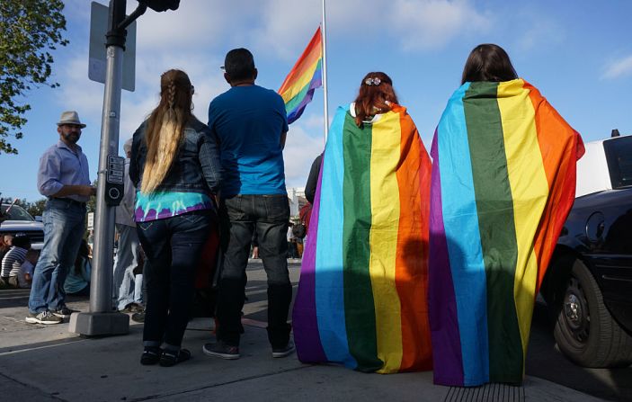 Un joven de la comunidad LGBT en Corea del Sur sostiene una vela durante una vigilia este lunes para honrar a los muertos y heridos de la masacre de Orlando.