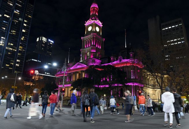 Un edificio oficial en Sydney se iluminó de rosado para recordar a las víctimas de Orlando, el peor tiroteo en la historia de Estados Unidos.