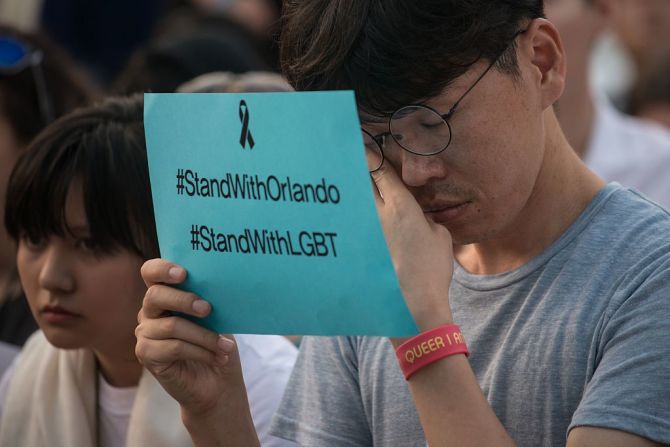 Un joven de la comunidad LGBT en Corea del Sur sostiene una vela durante una vigilia este lunes para honrar a los muertos y heridos de la masacre de Orlando.