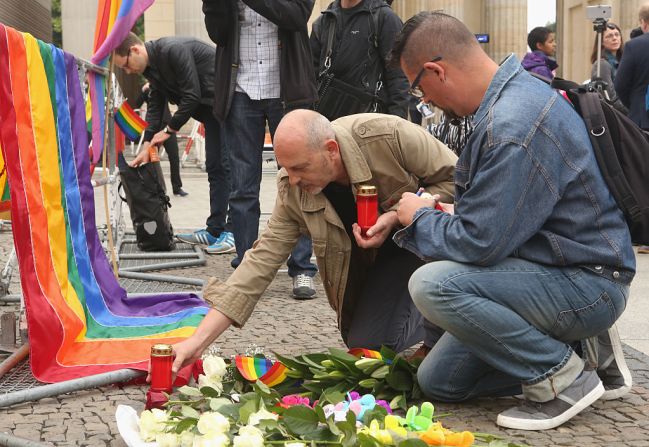 En Berlín, Alemania, decenas de personas se reunieron para rendir homenaje a las 49 personas que murieron en el tiroteo de Orlando este lunes un día después de los hechos.