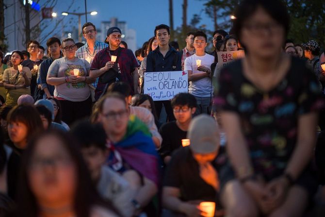 Miembros de la comunidad LGBT de Corea del Sur avanzan en una vigilia por las 49 víctimas mortales de Orlando.